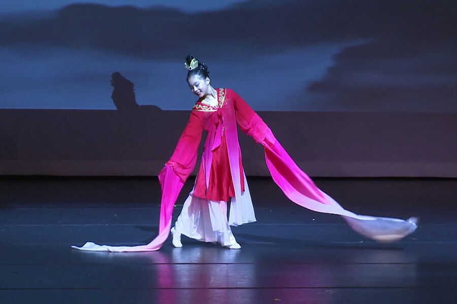 Chinese traditional long sleeves dance