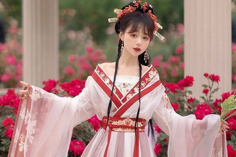 Traditional Chinese costumes of the Han Dynasty