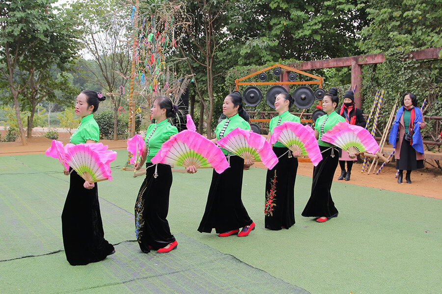 Xoe dance Traditional Dances in VietNam
