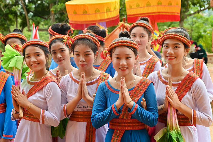 costumes of Cham in VietNam Traditional Dress in Vietnam